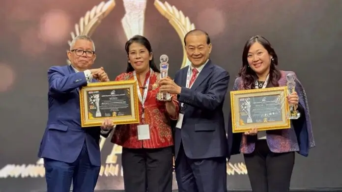 Wali Kota Singkawang Tjhai Chui Mie menerima penghargaan ABDI Gov AI 2025 atas inovasi Smart City dan pemanfaatan teknologi AI dalam layanan publik. (MC Singkawang)