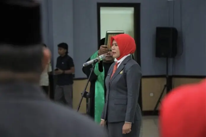 Wali Kota Singkawang Tjhai Chui Mie melantik Dwi Yanti sebagai Sekda Kota Singkawang. (MC Singkawang)