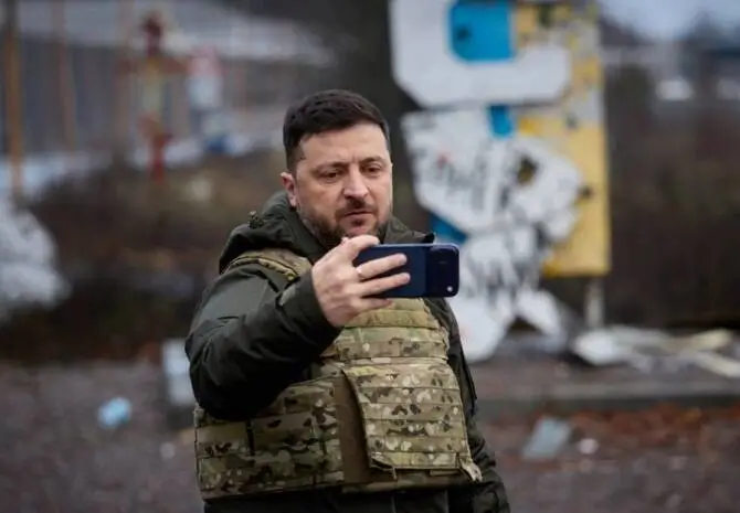 Presiden Ukraina Volodymyr Zelensky mengenakan rompi antipeluru saat mengunjungi garis depan di Kupiansk. (X/@Ukraina)