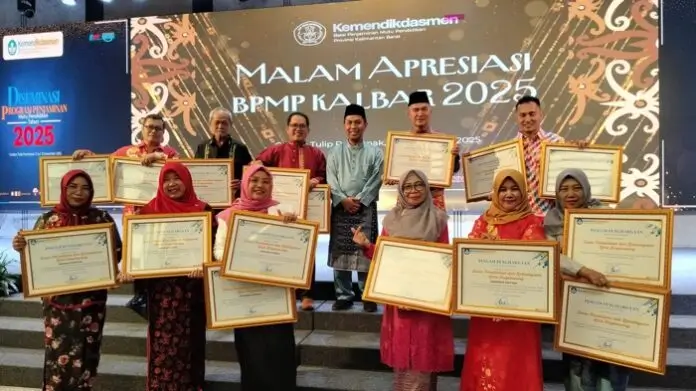 Kepala Disdikbud Singkawang Asmadi menerima penghargaan BPMP Award 2025 sebagai daerah dengan raihan terbanyak di Kalimantan Barat. (Mc Singkawang)