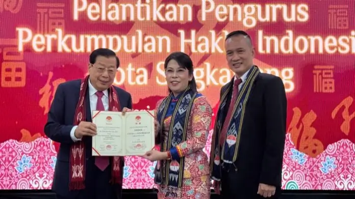 Wali Kota Singkawang Tjhai Chui Mie saat pengukuhan pengurus PERHAKIN Singkawang periode 2025–2030. (MC Singkawang)
