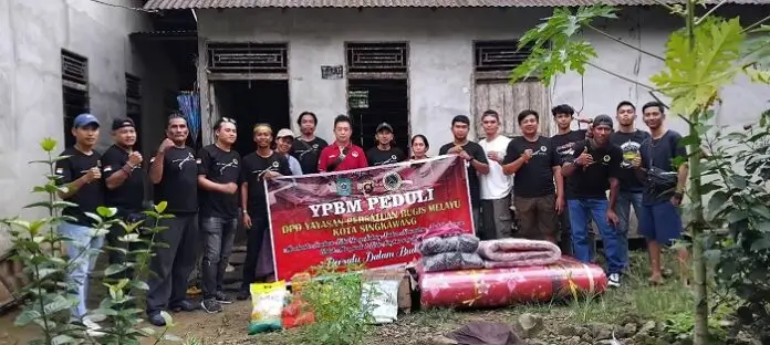 YPBM dan Perkumpulan Hakka Singkawang menyalurkan bantuan sembako kepada warga Nyarumkop. (MC Singkawang)