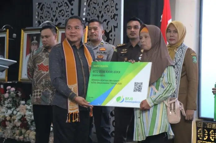 Pemkot Singkawang bersama BPJS Ketenagakerjaan luncurkan program jaminan sosial pekerja rentan. (MC Singkawang)