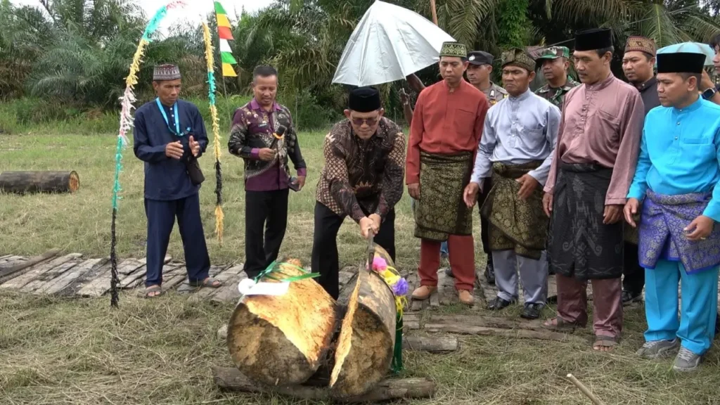 Wakil Bupati Sambas Heroaldi Djuhardi Alwi membuka Festival Sagu Desa Sebangun. (MC sambas)