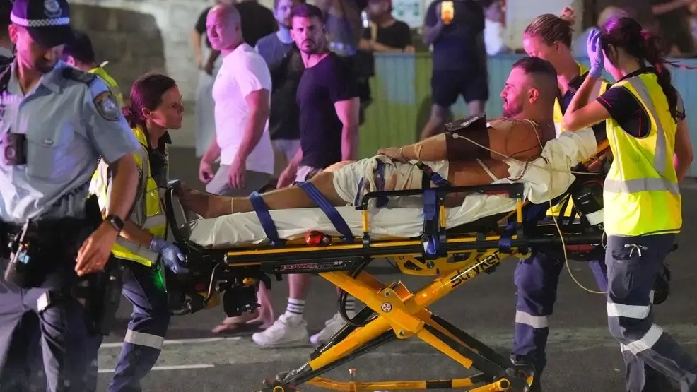 Polisi mengevakuasi korban penembakan teror di Bondi Beach Sydney Australia. (Foto AP/Mark Baker)