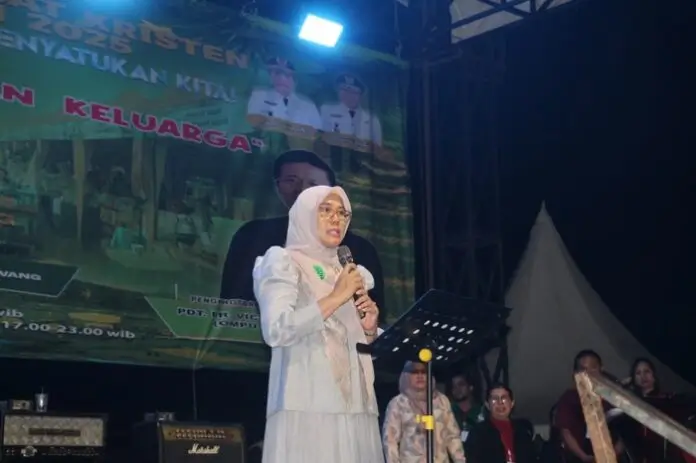 Sekda Kota Singkawang Dwi Yanti menghadiri perayaan Natal Kota Singkawang di Stadion Kridasana sebagai momentum memperkuat toleransi dan kebersamaan masyarakat. (MC Singkawang)