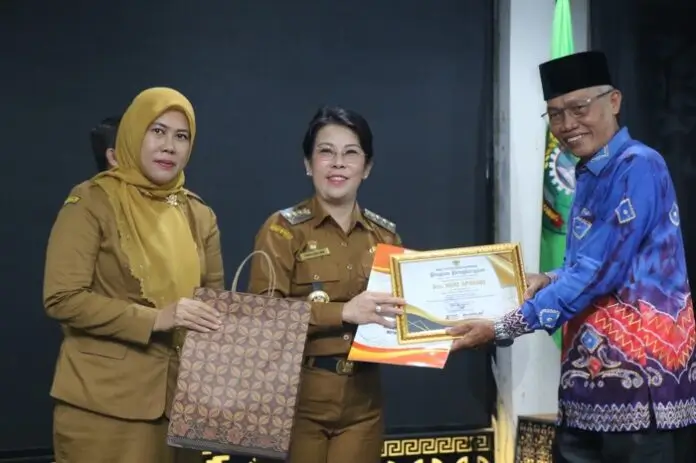 Wali Kota Singkawang Tjhai Chui Mie menyerahkan SK dan piagam penghargaan kepada PNS purna tugas tahun 2025. (MC Singkawang)