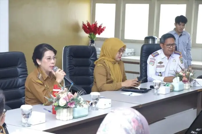 Wali Kota Singkawang Tjhai Chui Mie membuka Forum Satu Data Kota Singkawang Tahun 2025 di Aula Bappeda Singkawang. (MC Singkawang)