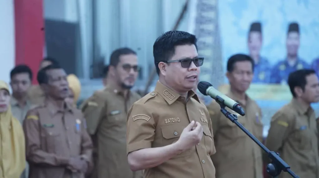 Bupati Sambas H. Satono memimpin apel gabungan dan menyampaikan kepastian PPPK Paruh Waktu bagi tenaga honorer. (sambas.go.id)