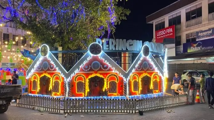 Dekorasi sayap malaikat di gerbang utama Singkawang Christmas Day 2025. (MC singkawang)