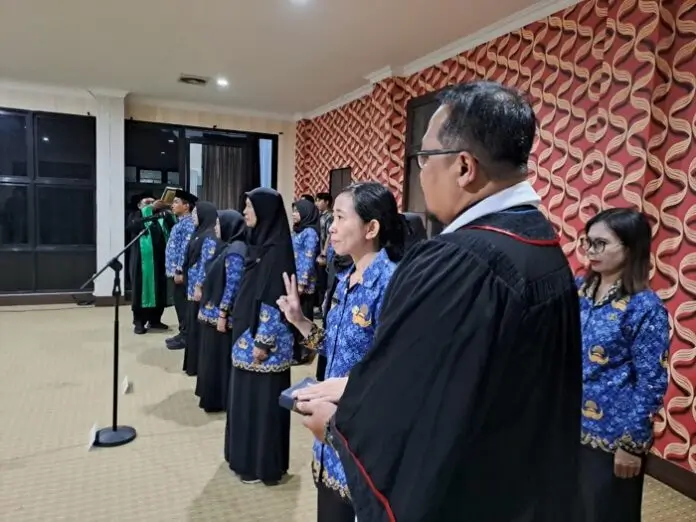 Wali Kota Singkawang, Tjhai Chui Mie, melantik pejabat fungsional baru di Ruang Transit Kantor Wali Kota. (MC Singkawang)