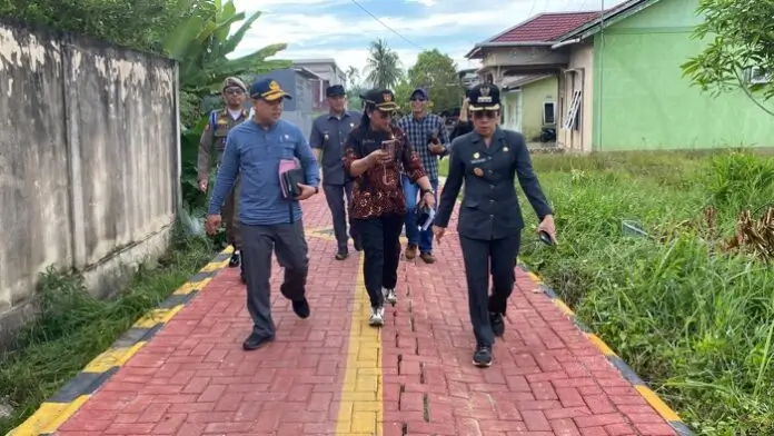 Wali Kota Singkawang Tjhai Chui Mie meninjau pembangunan jalan lingkungan berpaving di Kecamatan Singkawang Tengah. (Dok. MC Singkawang)