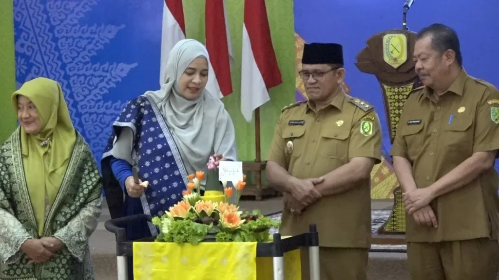 Wakil Bupati Sambas dan Ketua GOW saat prosesi pemotongan tumpeng Hari Ibu ke-97 di Aula Kantor Bupati. (MC Sambas)