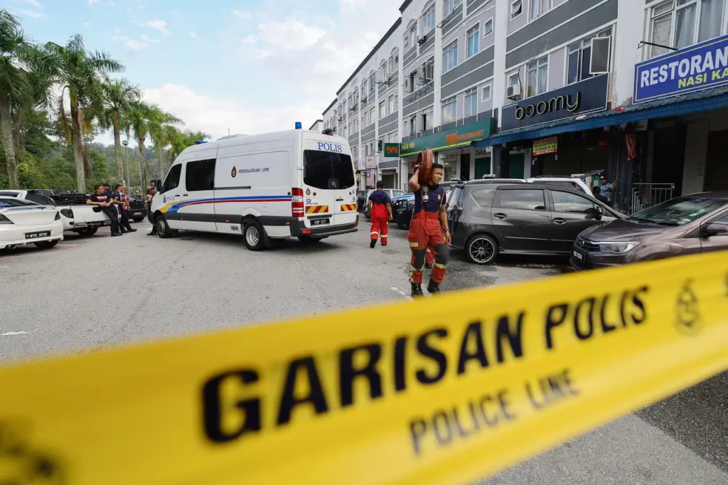 Petugas kepolisian memeriksa lokasi ledakan di Desa Palma. (Foto Bernama)