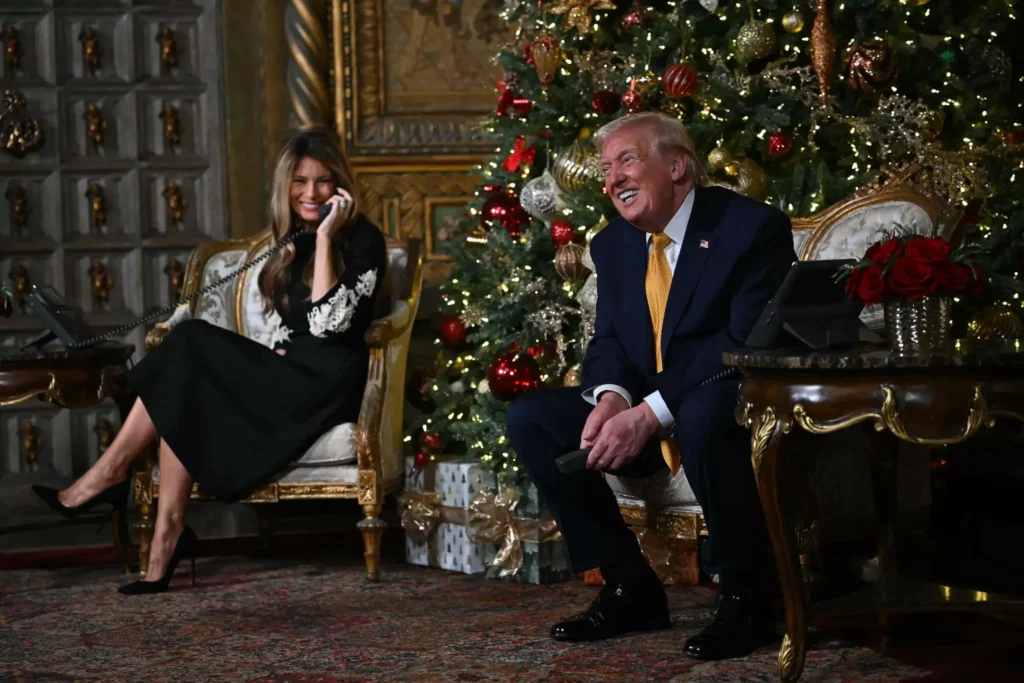 Donald Trump merayakan Malam Natal 2025 di Mar-a-Lago dengan menyapa anak-anak lewat NORAD sambil melontarkan gurauan politik khasnya. (Dok. AFP)
