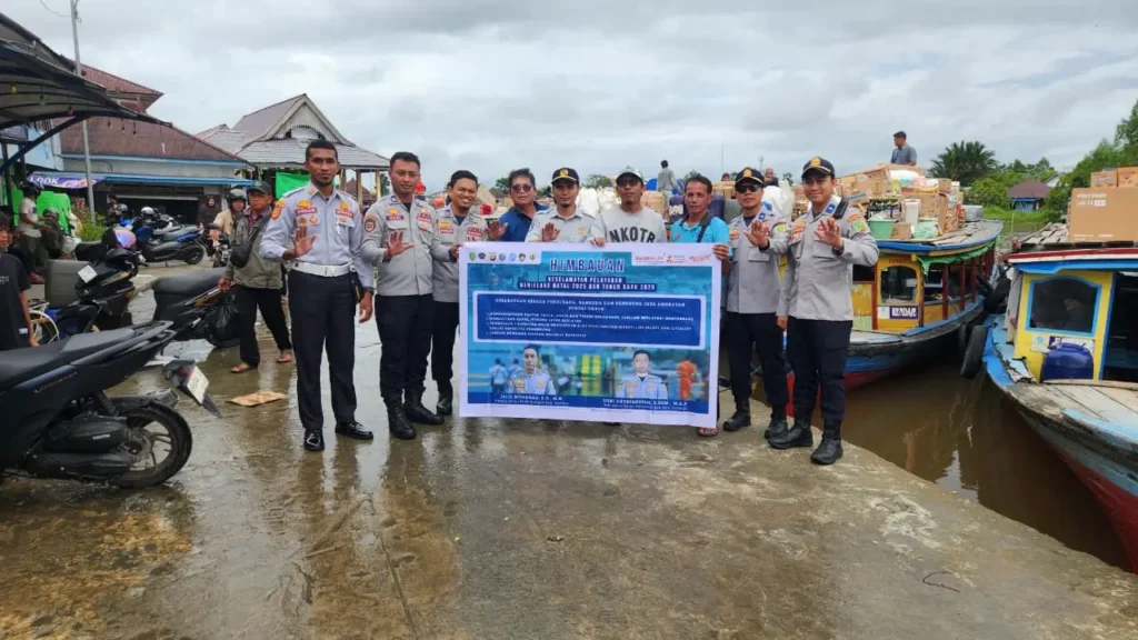 Petugas Dishub Sambas memeriksa kelayakan kapal dan alat keselamatan pelayaran jelang Nataru 2025–2026. (Dok. Dishub Sambas)