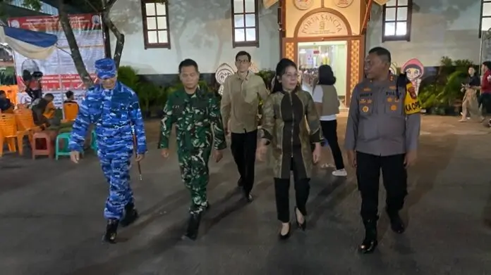 Wali Kota Singkawang Tjhai Chui Mie meninjau keamanan ibadah malam Natal di gereja. (Foto: MC Singkawang)