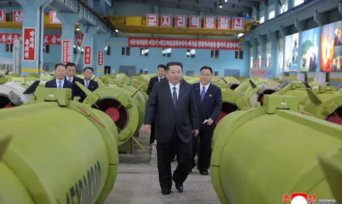 Kim Jong Un meninjau pengembangan amunisi dan rudal Korea Utara di pabrik senjata strategis. (Dok. Reuters)