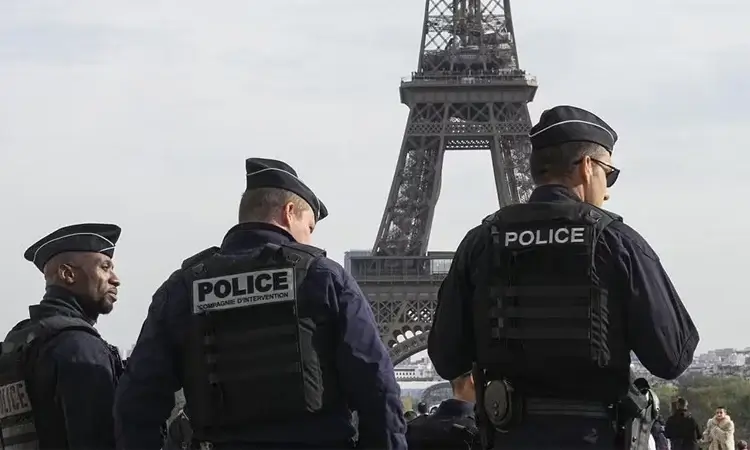 Petugas keamanan berjaga di stasiun metro Paris setelah insiden penikaman. (Foto AFP)