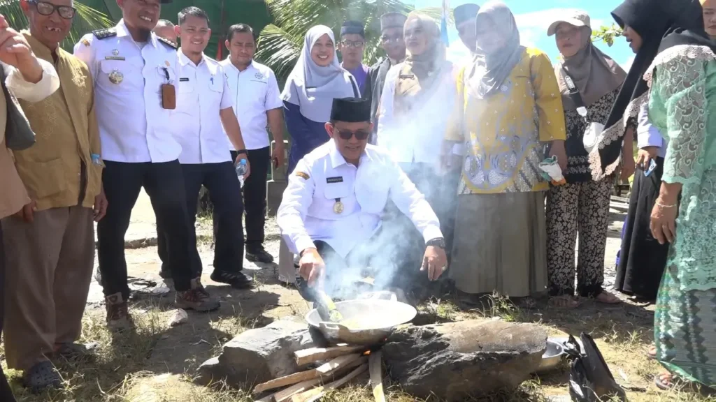 Wakil Bupati Sambas Heroaldi Djuhardi Alwi menghadiri tradisi Nungas Taon di Desa Gelik. (MC Sambas)