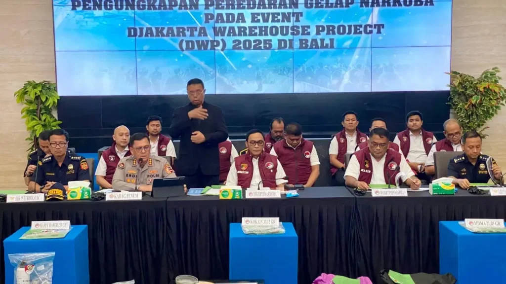 Petugas Bareskrim Polri menunjukkan barang bukti narkoba hasil pengungkapan jelang DWP 2025 di Bali. (Dok. Polri)