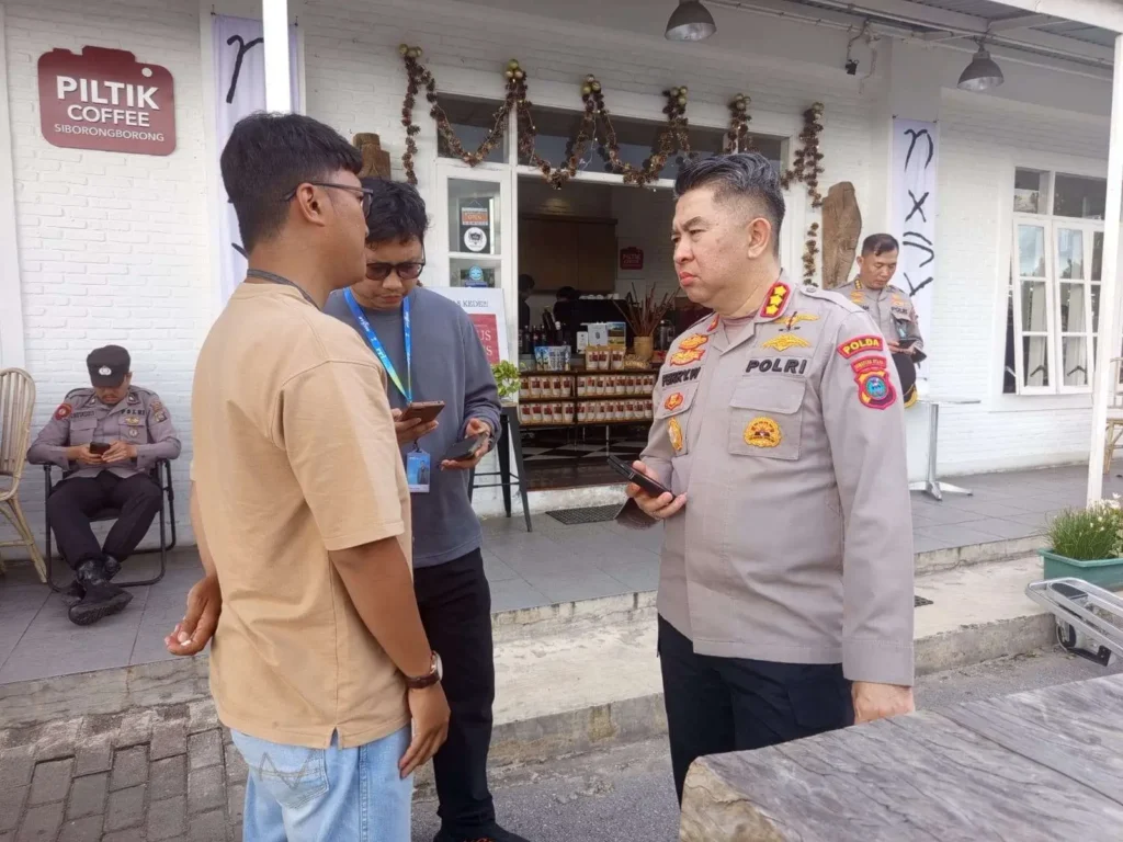 Polda Sumut menyalurkan bantuan logistik untuk korban bencana di Tapanuli Tengah. (tribratanews.polri.go.id)