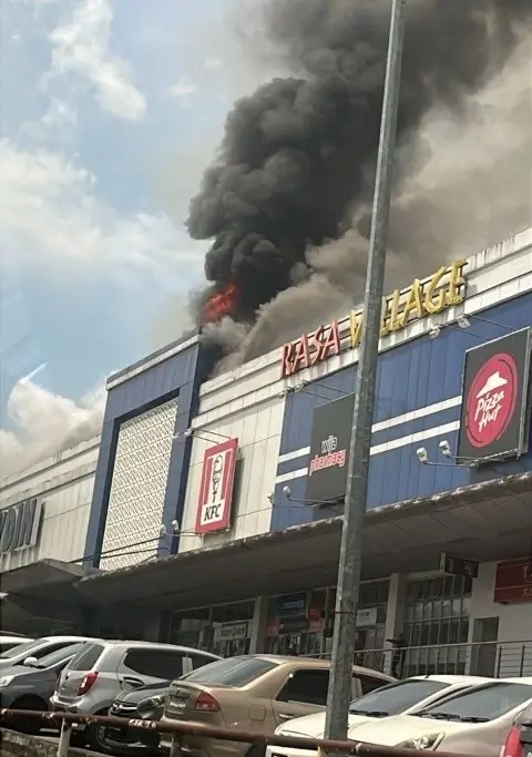 Petugas Bomba memadamkan kebakaran toko olahraga di pusat perbelanjaan Petra Jaya. (Dok. The Borneo Post)