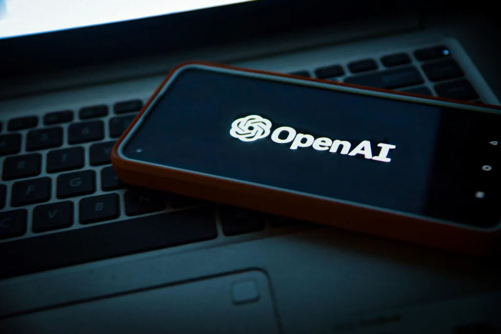 OpenAI dan Thrive Holdings resmi menjalin kemitraan strategis untuk mempercepat transformasi AI di industri tradisional. (unsplash.com/@siva_photography)