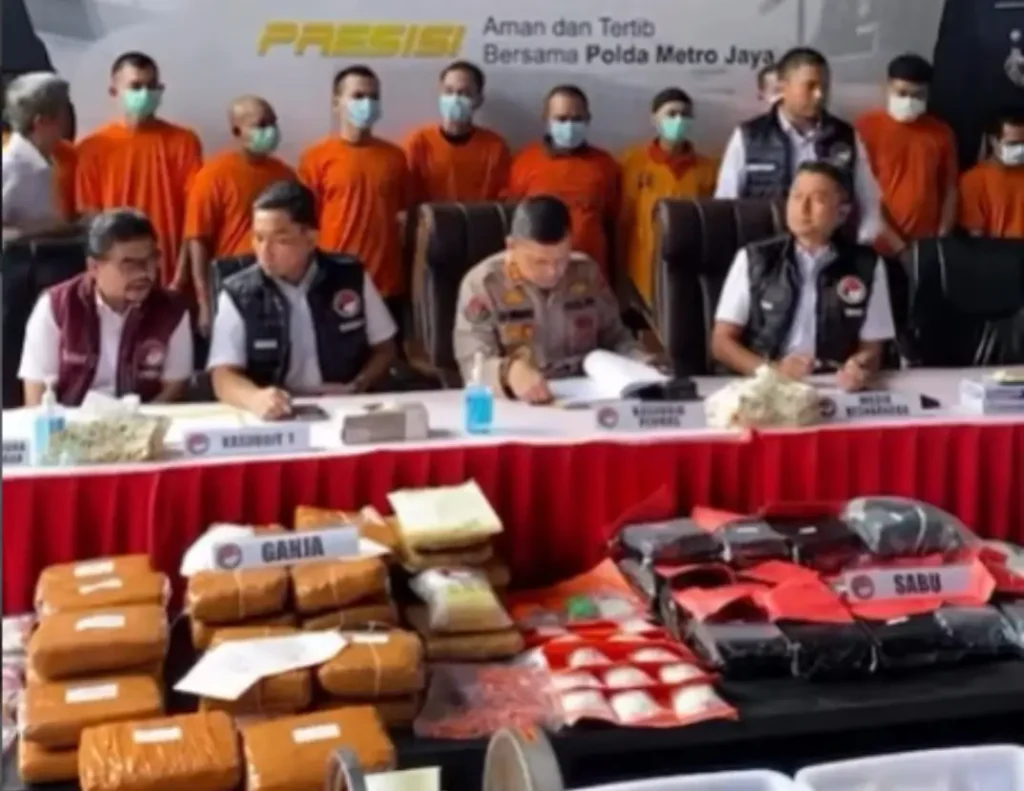 Petugas Direktorat Reserse Narkoba Polda Metro Jaya menunjukkan barang bukti narkotika hasil pengungkapan kasus periode Oktober–Desember 2025. (Foto: instagram.com/ditresnarkoba_pmj)