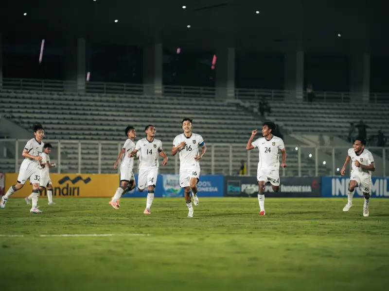 Para pemain Timnas Indonesia U-22 bersiap menghadapi pertandingan perdana kontra Filipina pada SEA Games 2025. (Dok. PSSI)