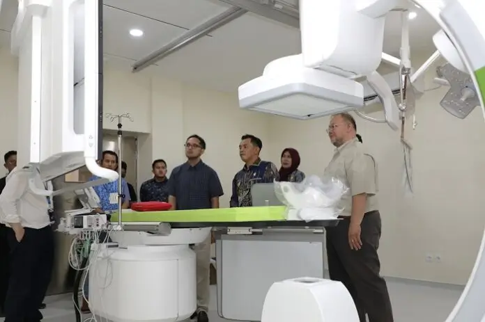 Wakil Wali Kota Singkawang Muhammadin meninjau alat ring jantung dan ruang kemoterapi di RSUD Abdul Aziz Singkawang. (Dok. MC Singkawang)