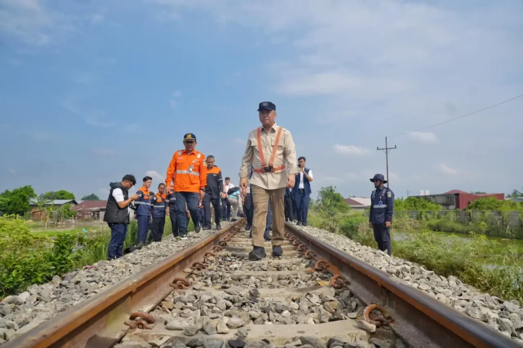 Menhub Dudy Purwagandhi saat meninjau perbaikan jalur kereta api Medan–Binjai yang terdampak banjir. (dok. dephub.go.id)