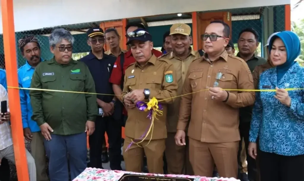 Wagub Kalbar Krisantus Kurniawan bersama Bupati Kubu Raya Sujiwo saat meresmikan Aula LPHD Desa Sungai Jawi Kecamatan Batu Ampar. (instagram/@adpim.provkalbar)