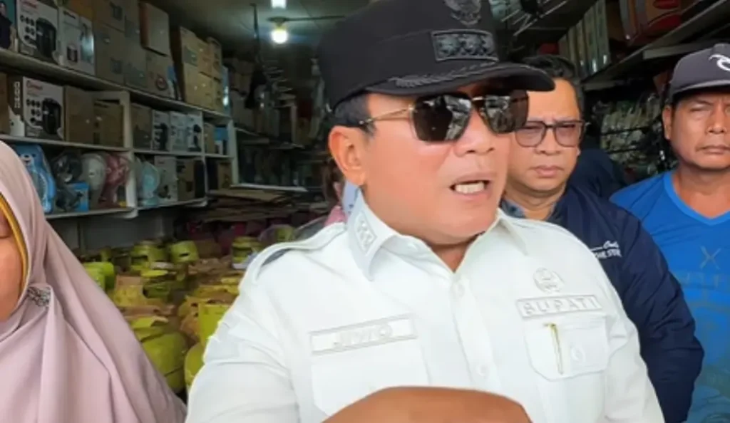 Bupati Kubu Raya Sujiwo melakukan sidak pangkalan gas melon di Sungai Raya. (instagram.com/sujiwo99)