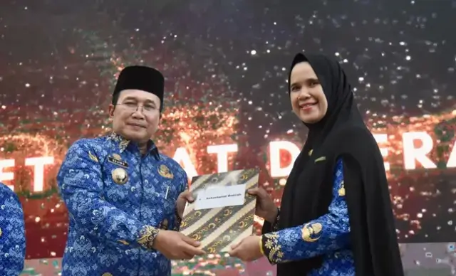 Bupati Kubu Raya Sujiwo menyerahkan DPA OPD sebagai tanda dimulainya program kerja 2026. (Foto : Prokopim Kubu Raya)
