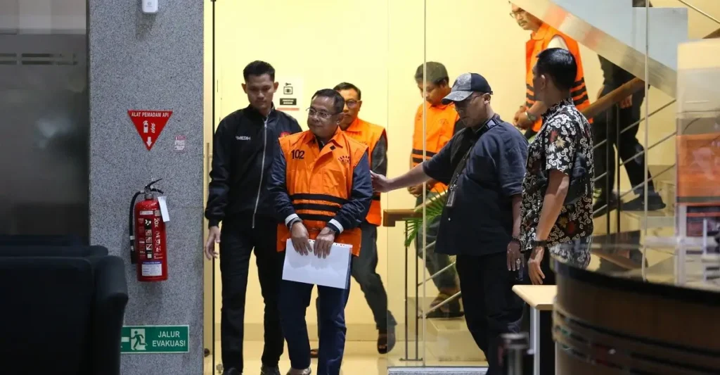 Bupati Pati digiring petugas KPK usai terjaring operasi tangkap tangan terkait dugaan jual beli jabatan perangkat desa. (Foto: Dok KPK)