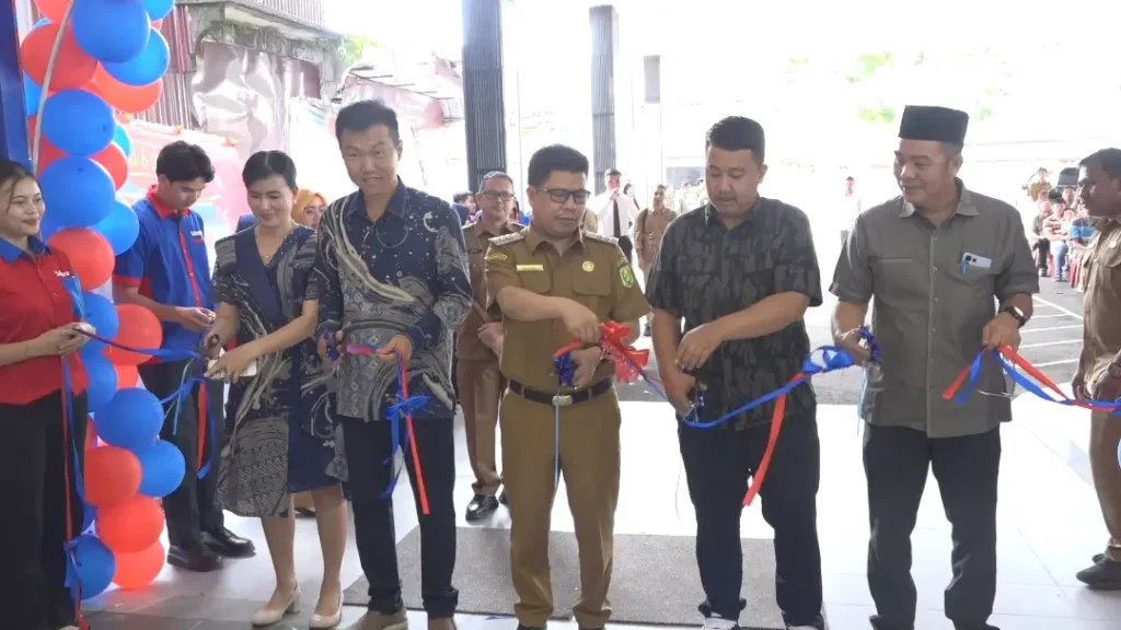 Bupati Sambas H. Satono meresmikan Sakura Mart Sambas di Jalan Pembangunan sebagai cabang ketiga ritel lokal yang mendorong investasi dan pertumbuhan ekonomi daerah. (Dok. MC Sambas)