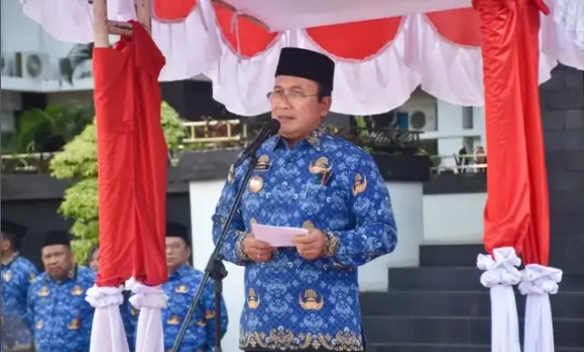 Bupati Kubu Raya Sujiwo memimpin apel ASN dan mendorong digitalisasi layanan publik. (Foto : Prokopim Kubu Raya)