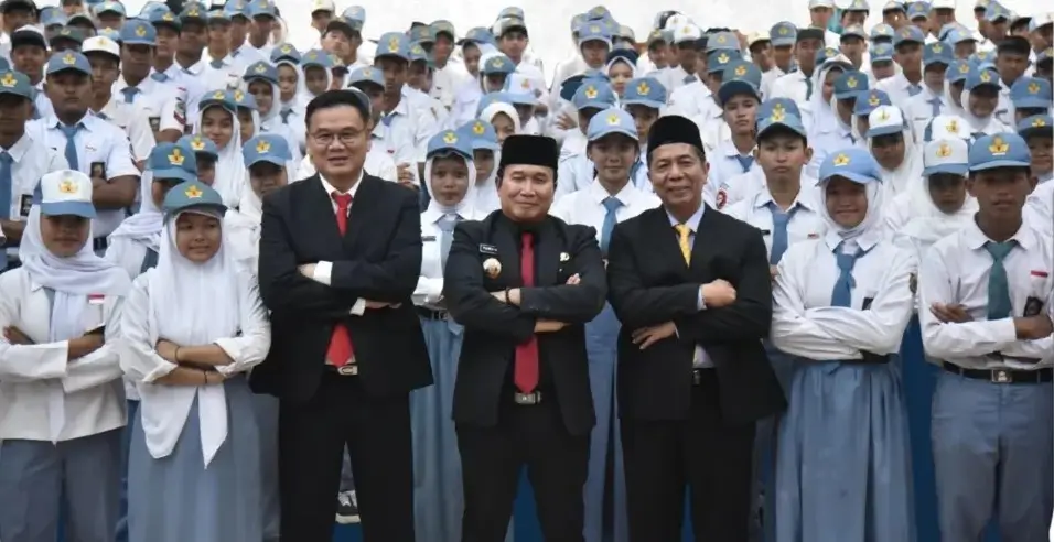 Bupati Kubu Raya Sujiwo memberikan pengarahan kepada Purna Paskibraka di Kantor Bupati Kubu Raya. (instagram.com/prokopim_kuburaya)