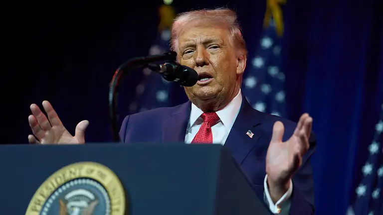 Donald Trump menyampaikan pernyataan tentang pengawasan AS terhadap Venezuela. (Dok. AP)