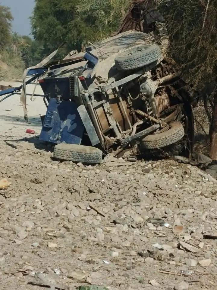 Mobil lapis baja polisi rusak parah akibat ledakan bom IED di Khyber Pakhtunkhwa, Pakistan. (x.com/taahir_khan)