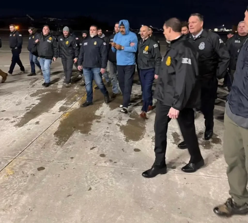 Presiden Venezuela Nicolas Maduro terlihat ditangkap oleh militer Amerika Serikat dalam operasi di Caracas. (x.com/SeanMcCrossenX)