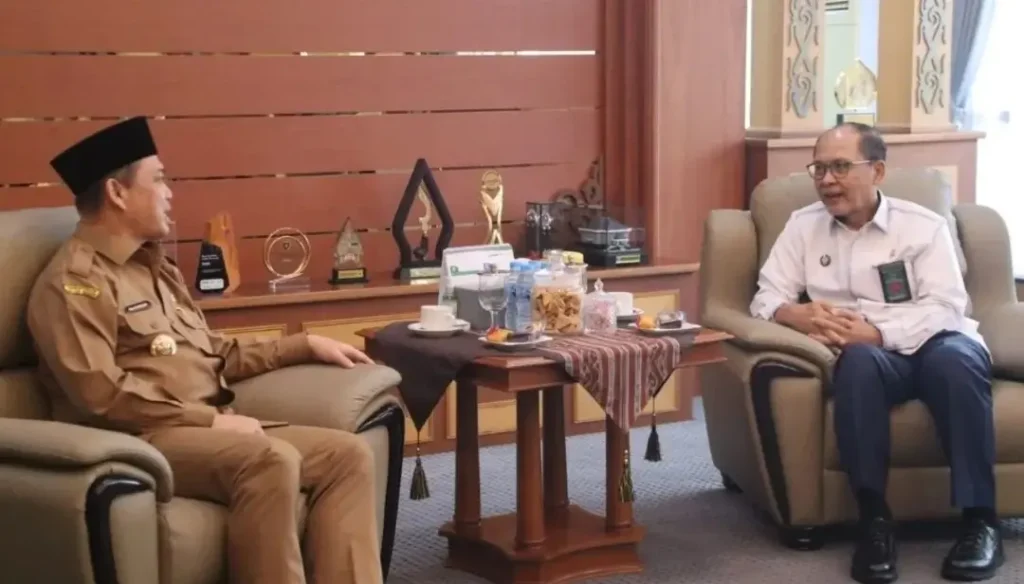 Gubernur Kalbar Ria Norsan menerima Ketua PTA Pontianak di ruang kerja. (instagram/@adpim.provkalbar)