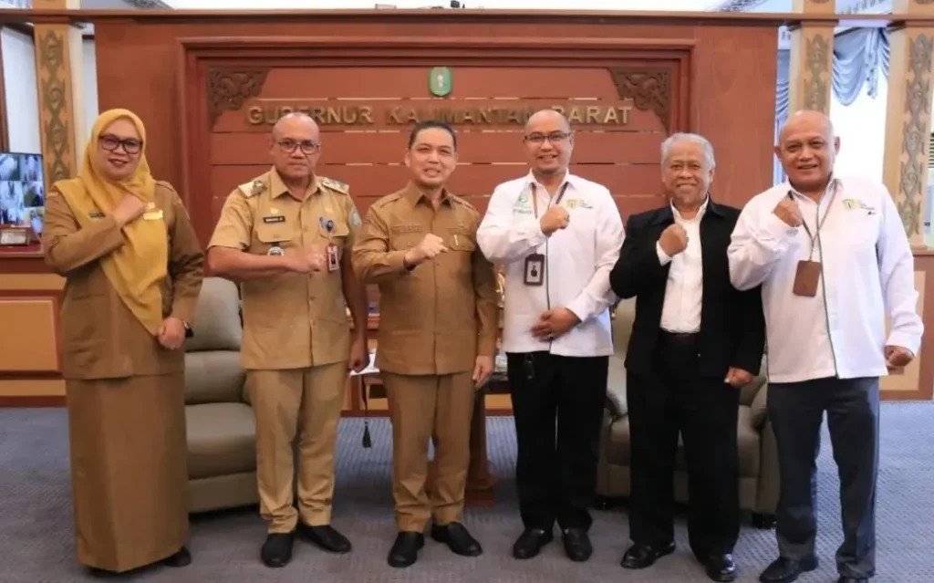 Gubernur Kalbar Ria Norsan menerima audiensi terkait hilirisasi peternakan ayam terintegrasi di Kawasan Industri Mandor. (MC Kalbar)