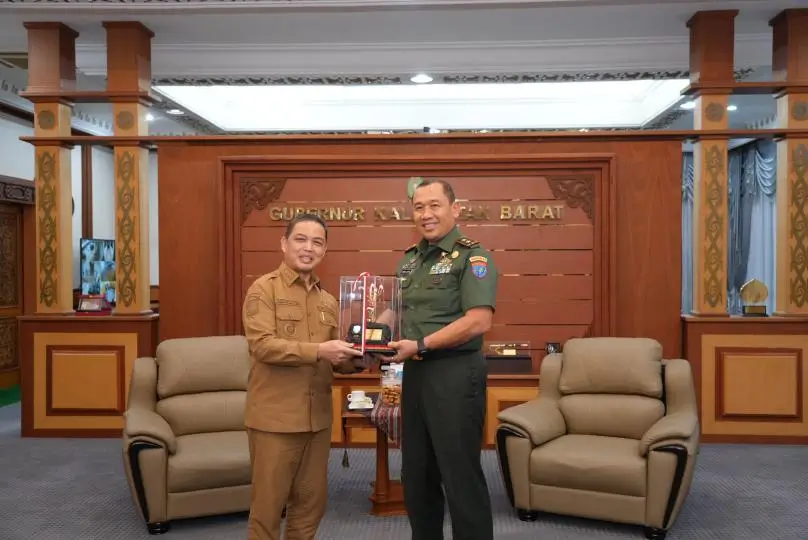 Gubernur Kalbar Ria Norsan menerima kunjungan Pangdam XII/Tanjungpura Mayjen TNI Jamallulael di ruang kerja gubernur Pontianak. (instagram.com/adpim.provkalbar)