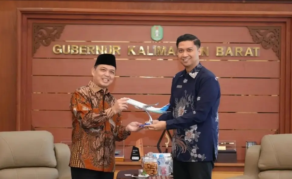 Gubernur Kalimantan Barat Ria Norsan menerima jajaran manajemen Garuda Indonesia di Ruang Kerja Gubernur, Jumat (9/1/2026). (instagram.comadpim.provkalbar)