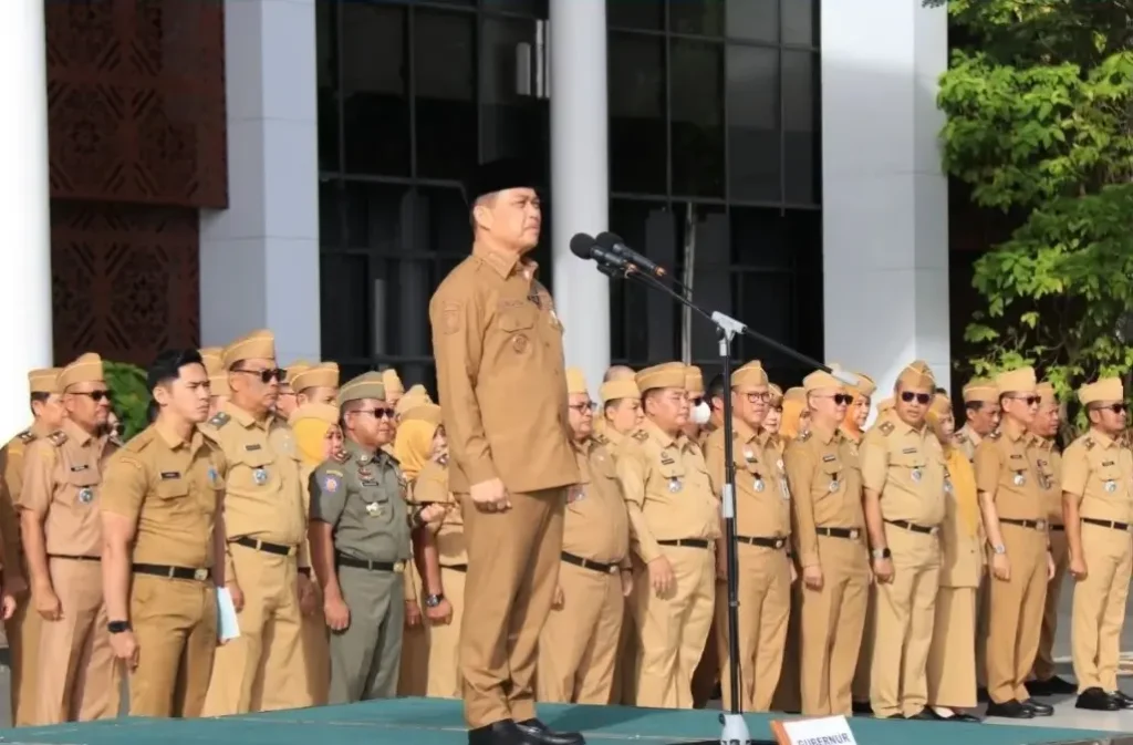 Gubernur Kalimantan Barat Ria Norsan memimpin apel awal tahun 2026 di Kantor Gubernur Kalbar. (Dok. MC Kalbar)