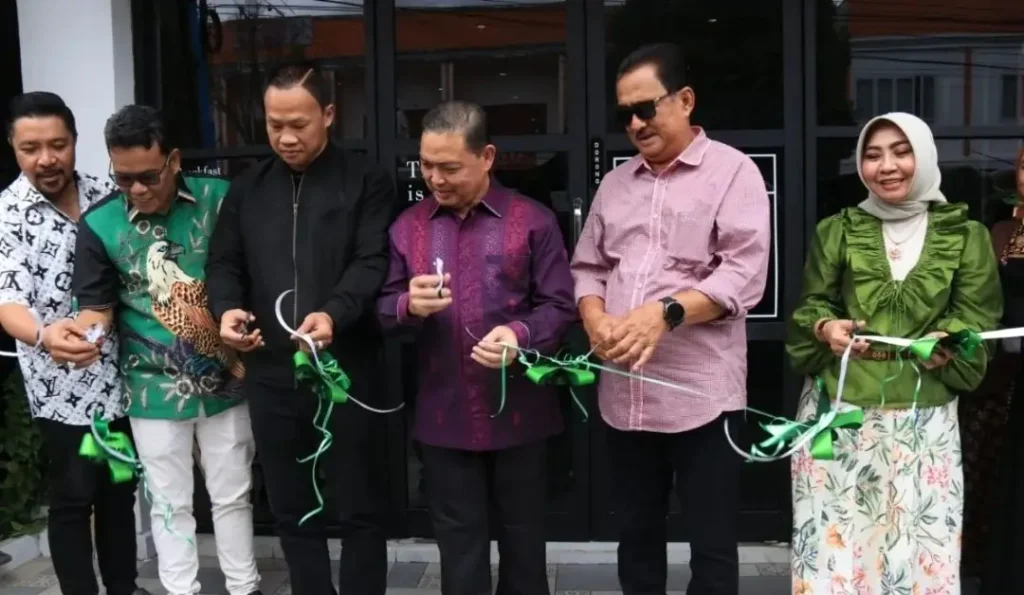 Gubernur Kalimantan Barat Ria Norsan meresmikan Green Asana Coffee di Pontianak Timur. (instagram.com/adpim.provkalbar)