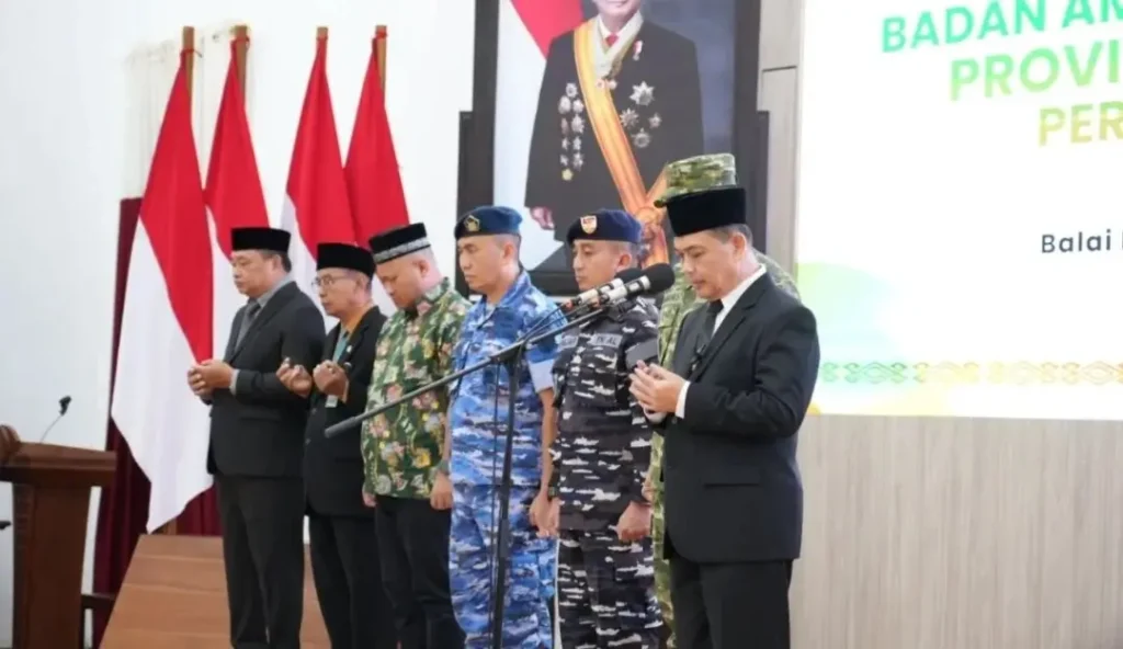 Gubernur Kalimantan Barat Ria Norsan saat melantik pimpinan Baznas Kalbar di Balai Petitih Kantor Gubernur. (instagram.com/adpim.provkalbar)