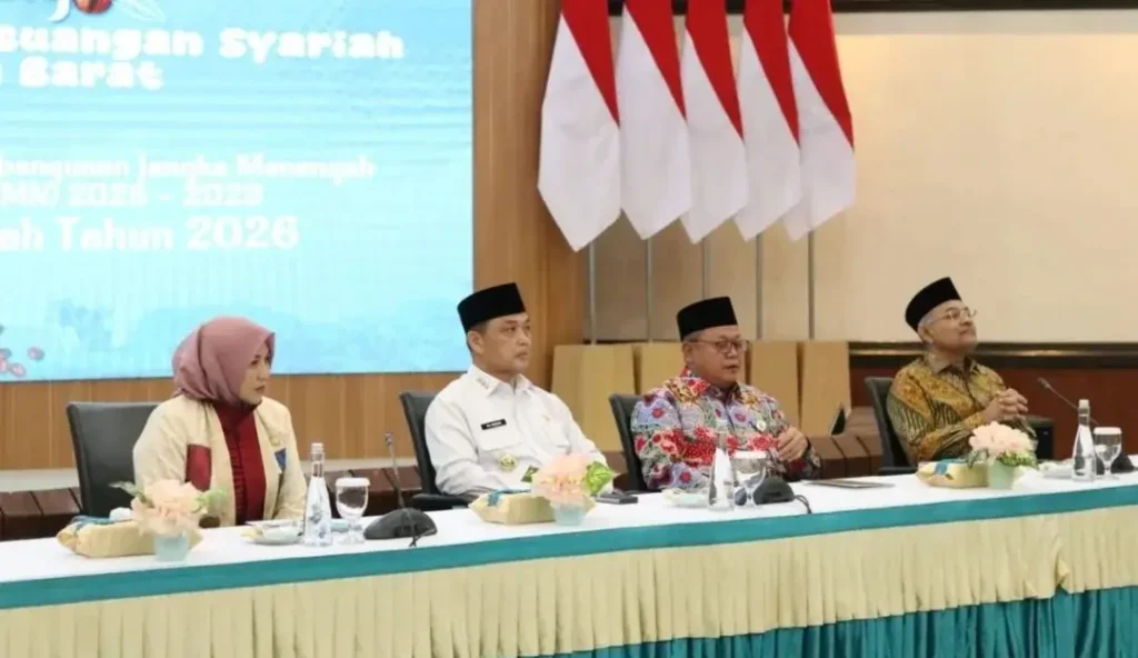 Gubernur Kalimantan Barat Ria Norsan saat menghadiri Coffee Morning KDEKS Kalbar di Kantor Bank Kalbar. (instagram.com/adpim.provkalbar)